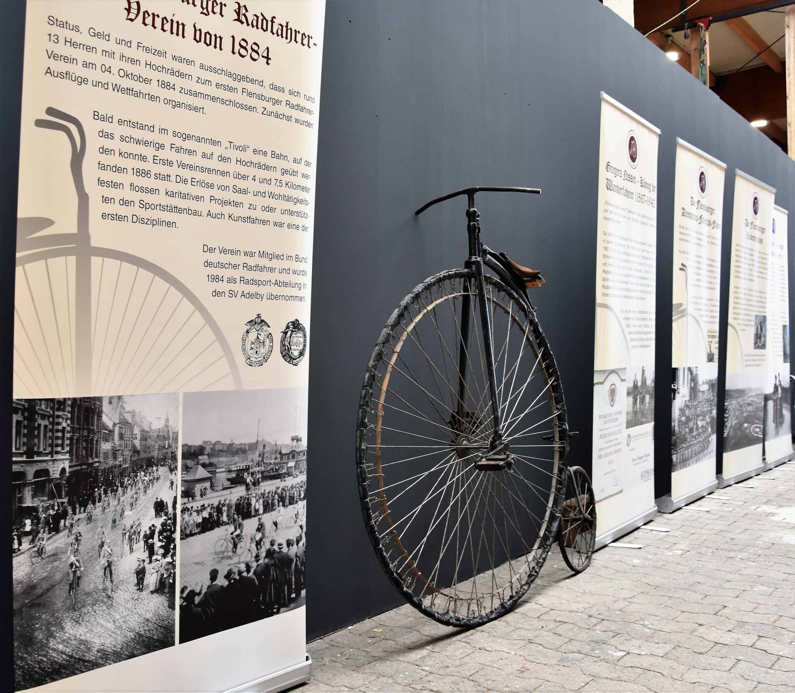 Auch der Klimapakt Flensburg e.V. präsentiert sich mit seiner kleinen Ausstellung zur Flensburger Fahrradgeschichte bei Robbe & Berking.