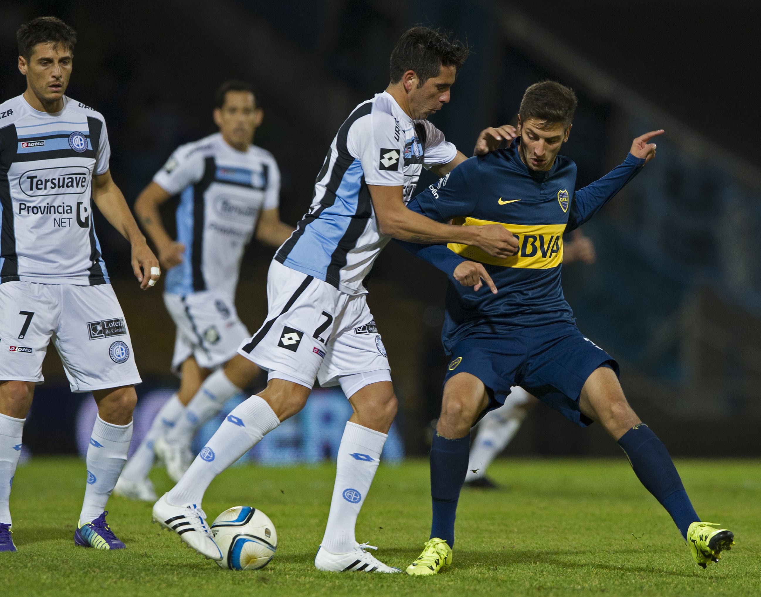 Belgrano's midfielder Lucas Parodi (C) vies for the ball with Boca Juniors' midfielder Rodrigo Bentancur (R) during their Argentina First Division football match at Mario Alberto Kempes stadium in Cordoba, Argentina, on July 26, 2015. AFP PHOTO / ALEJANDRO PAGNI (Photo credit should read ALEJANDRO PAGNI/AFP/Getty Images)