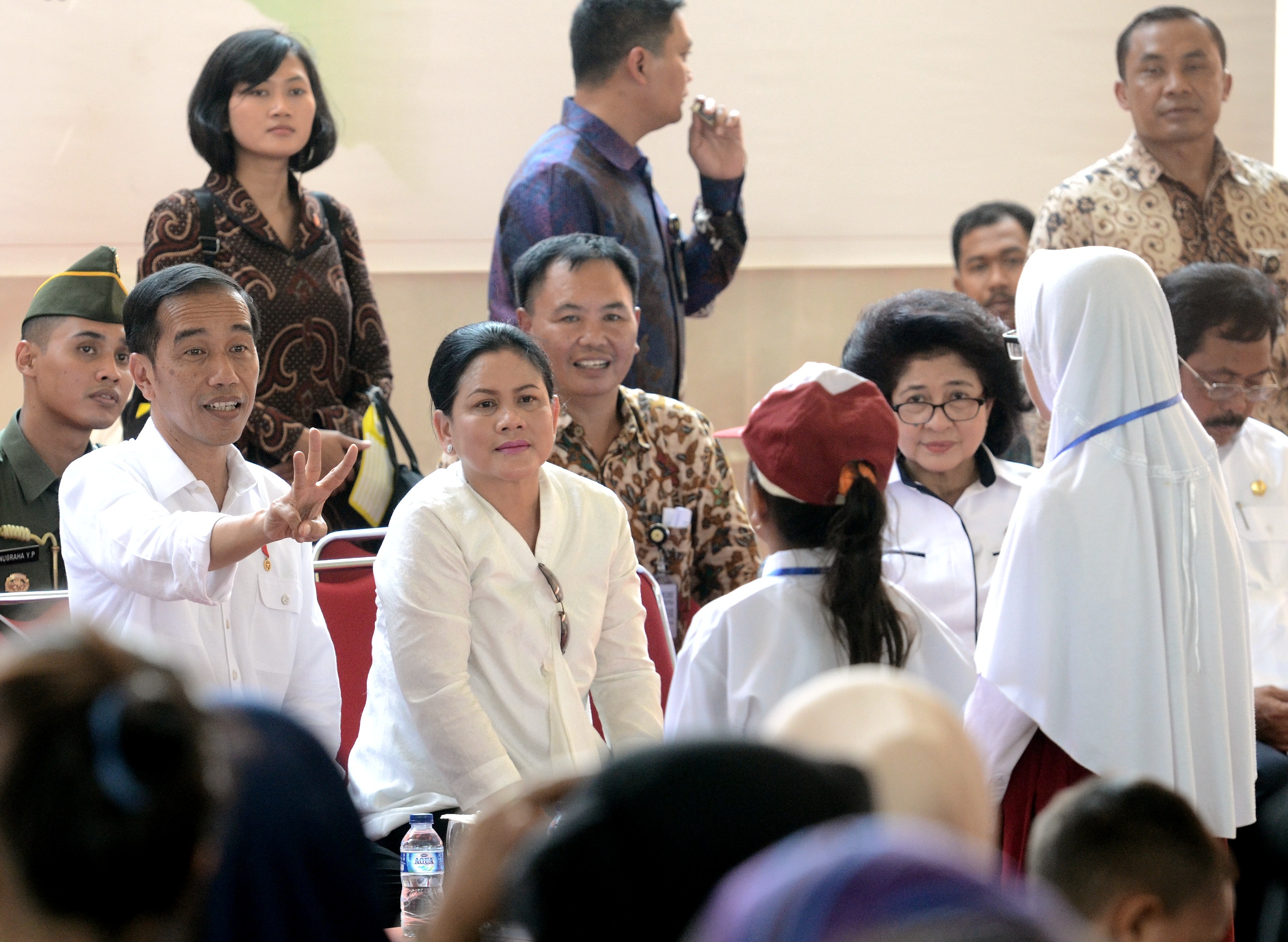 President Jokowi, accompanied by First Lady Ibu Iriana Jokowi, has a dialogue with recipients of KIP at Batam, Riau Islands, Thursday (23/3) afternoon. (Photo: PR/Agung)