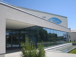 Stuhl Fimrnegebaeude Textilpflege-Firmengebäude-Wäscherei