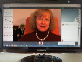 Frau Schöbitz gibt ein Webinar
