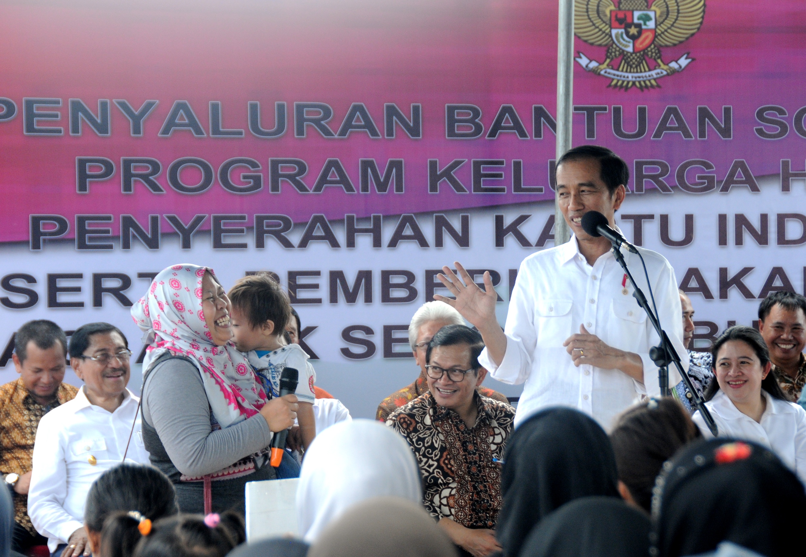 President Jokowi when distributing Aspiring Family Program (PKH), Healthy Indonesia Card (KIS), and Extra Nutrition Program for Children (PMT) in Ambon, Maluku, on Wednesday (8/2)