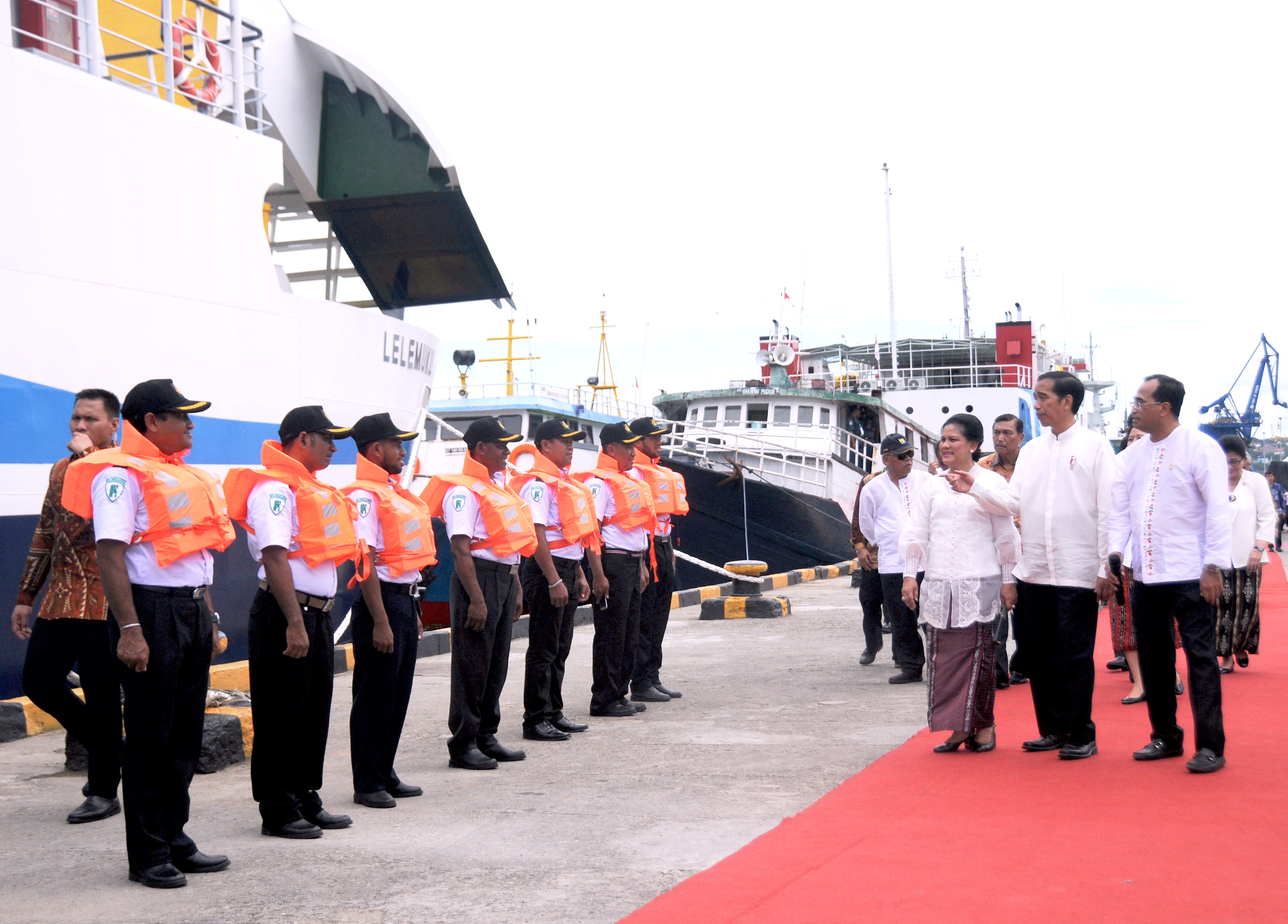 President Jokowi and First Lady Ibu Iriana inspect two new Ro-Ro vessels at Yos Sudarso Seaport in Ambon, Maluku, Thursday (9/2). (Photo: Public Relations Division/Agung)