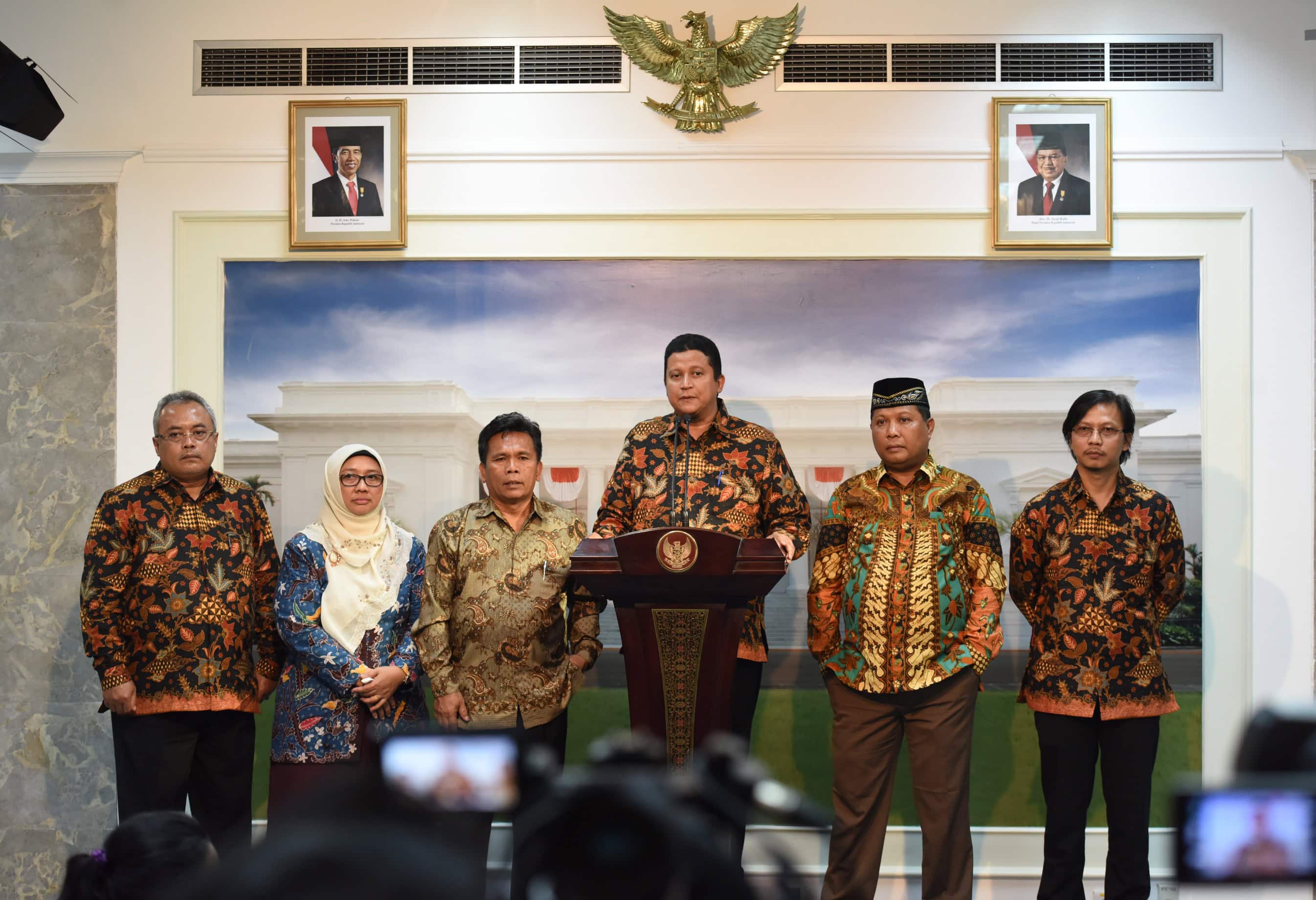 Chairman of Bawaslu for the 2012-2017 period delivers a press statement at the Presidential Office, Jakarta, Monday (10/4). (Photo: PR/Jay)