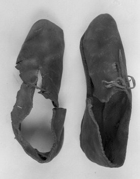 Bockstensmannens skor, där framför allt högerskon var välbevarad. En vändsko med två snörhål, som kallas frontsnörsko. Bild: Hallands Kulturhistoriska Museum