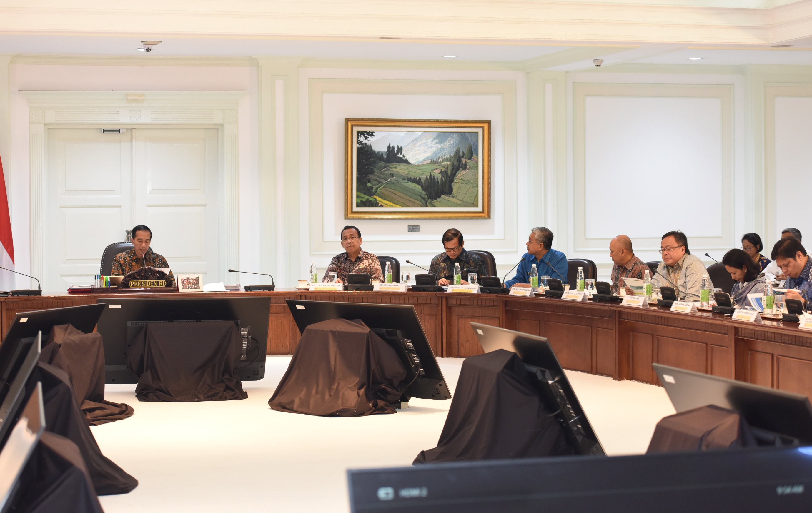 Presiden Jokowi saat memimpin Ratas Evaluasi Program Strategis Nasional dan Proyek Prioritas Provinsi Sultra di Kantor Presiden, Jakarta, Senin (10/4). (Foto: Humas/Jay)