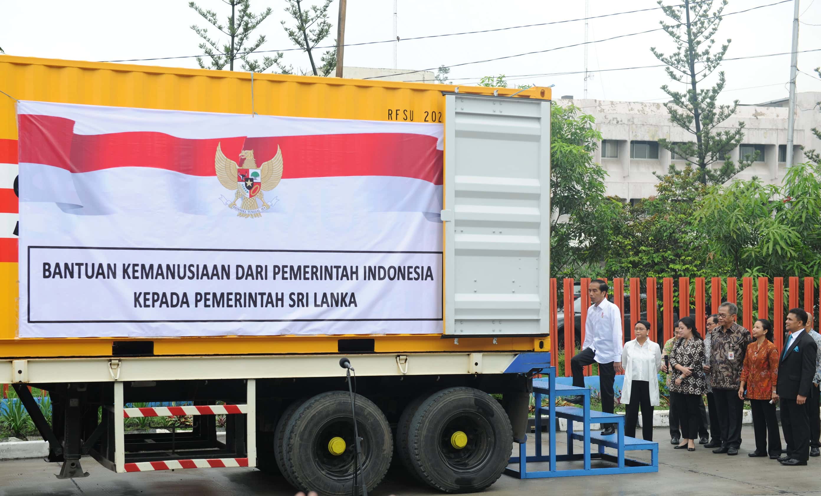 President Jokowi witnessed the rice aid to be sent to Sri Lanka before the launching event in the Sunters Warehouse Region of the Jakarta Regional Division of the State Logistics Agency (Bulog), Kelapa Gading, Tuesday (14/2) morning. (Photo: JAY/PR)