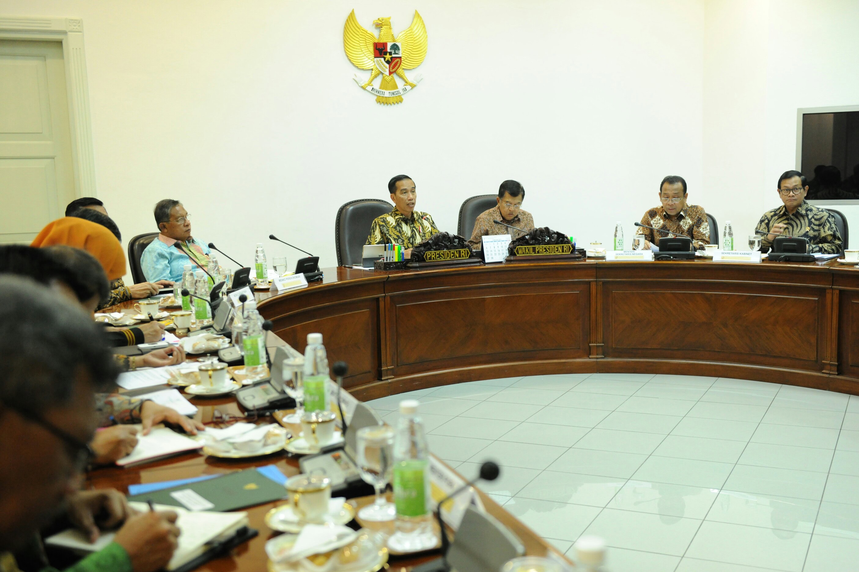 Presiden Jokowi didampingi Wapres Jusuf Kalla memimpin rapat terbatas masalah pertembakauan, di Kantor Presiden, Jakarta, Selasa (14/3) siang. (Foto: Rahmat/Humas)