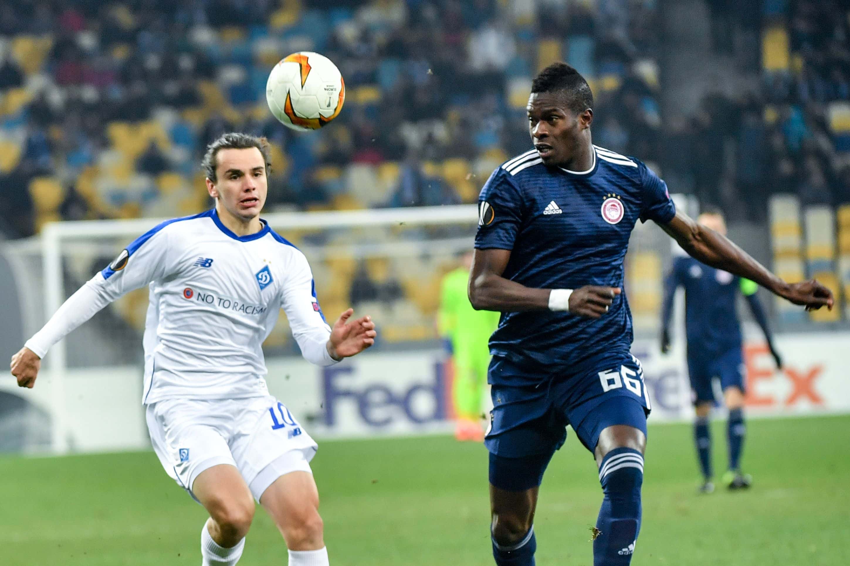 Arseal could make Cisse (R) their player before the transfer deadline. (Photo by Sergei Supinsky/AFP/Getty Images)