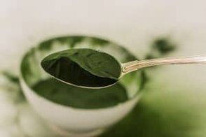 chlorella w proszku na łyżeczce