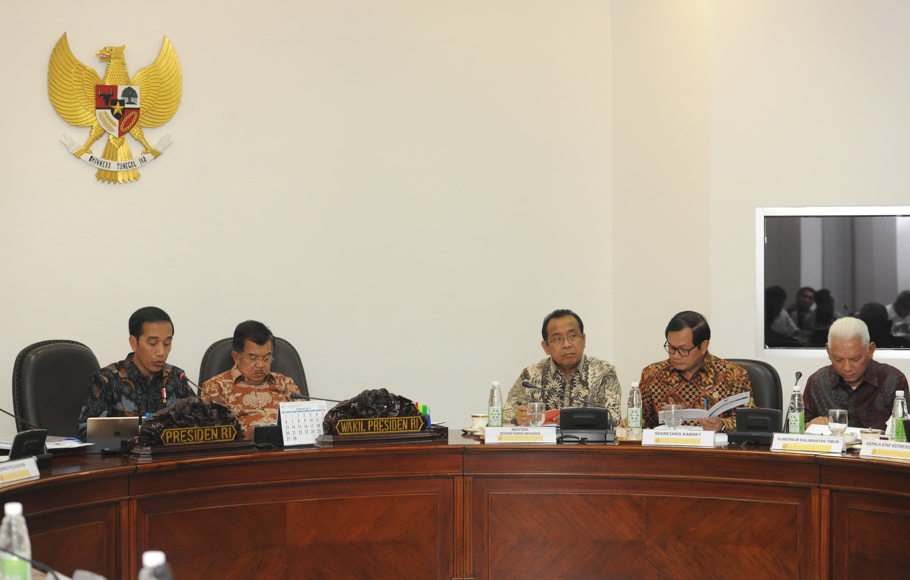 East Kalimantan Governor Awang Faroek Ishak attends a limited meeting chaired by President Jokowi, at the Presidential Office, Jakarta, Thursday (9/3) afternoon. (Photo: JAY/PR)