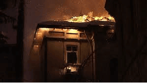 Stingerea incendiilor la poduri şi acoperiş