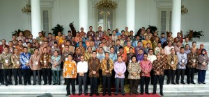 Presiden Jokowi dan Wapres Jusuf Kalla berfoto bersama 98 walikota seluruh Indonesia, seusai bertemu di Istana Bogor, Jabar, Jumat (20/2)