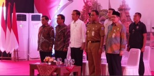 President Jokowi, accompanied by Cabinet Secretary and Minister of Agrarian and Spatial Planning/Head of the National Land Agency (BPN), attends the distribution of land certificates at Ahmad Yani Football Field, South Jakarta, Tuesday (23/10) Photo by: IST.