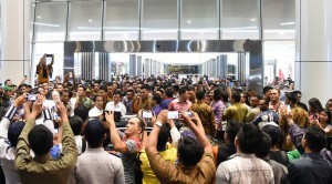 President Jokowi was surrounded by locals when paying an impromptu visit blusukan to Manado Town Square, on Tuesday (18/10) evening. (Photo: Rusman/Presidential Secretariat)