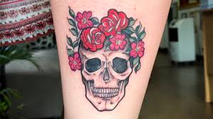 tatuajes de calaveras con flores