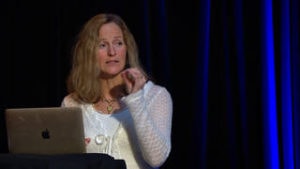 Helena Löfgren, leg. psykoterapeut föreläser om hjälpbehov hos första och andra generationens sektmedlemmar som hoppar av.
