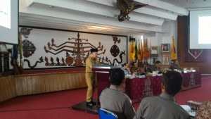 Central Kalimantan Governor delivers his remarks before Members of the House of Representatives Commission II at the Office of the Governor of Central Kalimantan. (Photo: PR/Edi)