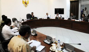 Presiden Jokowi memimpin rapat terbatas membahas masalah beras, di kantor Presiden, Jakarta, Senin (6/4)