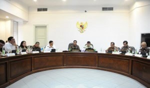 President Joko Widodo leads a limited meeting on Legal Reforms, at the Presidential Office, Jakarta, on Tuesday (11/10) afternoon (Picture: Jay/Public Relations Office)