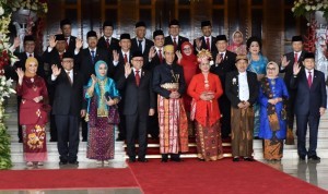 President Jokowi accompanied by First Lady Ibu Iriana poses for a group photo with the heads of State Institutions at the Nusantara Building of the House of Representatives Jakarta on Wednesday (16/8)