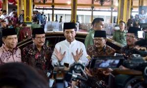 Photo caption: President Jokowi responds to reporters questions after distributing land certificates at Pendopo 2 of the Office of Bangkalan Regent, Wednesday (19/12). (Photo by: BPMI)