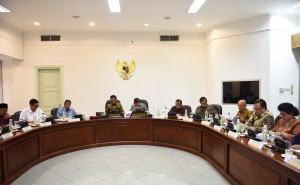 President Jokowi accompanied by Vice President JK while presiding over a Limited Meeting at the Presidential Office, Jakarta, Wednesday (5/10) afternoon.