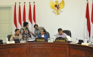 President Jokowi discussed with Cabinet Secretary and Minister of Environment and Forestry before Limited Meeting on Biodiversity and Ecosystem Conservation Bill at the Office of the President, Wednesday (4/4).(Photo: PR/Jay).