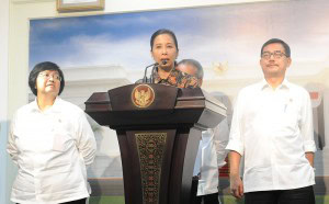 Menteri BUMN Rini Soemarno didampingi Menteri LH dan Kehutanan dan Menteri Agraria saat memberikan keterangan pers, di kantor Presiden, Jakarta, Kamis (5/3)