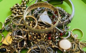 Schmuckankauf - Jetzt hohe Schmuck Ankauf Preise für Ketten, Armbänder, Ohrringe, Colliers 5 Schmuck verkaufen