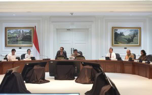 President Jokowi presides over a limited cabinet meeting on budget use for the 2018 Asian Games at the Presidential Office, Jakarta, Wednesday (7/6). (Photo by: JAY/Public Relations Division)
