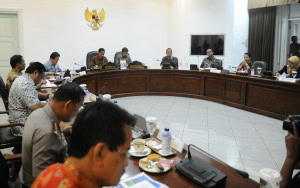 Presiden Jokowi saat memimpin rapat terbatas ketersediaan bahan pokok menjelang puasa dan lebaran, di kantor Presiden, Jakarta, Rabu (3/6) sore