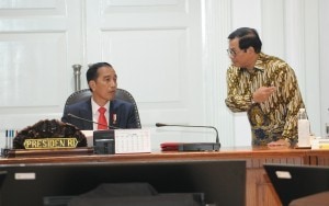 President Jokowi receives a report from Cabinet Secretary Pramono Anung before presiding over a Limited Meeting, at the Presidential Office, Jakarta, on Tuesday (20/2). (Photo by: Jay/ Public Relations Division)