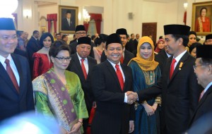 Soetrisno Bachir received felicitation from Presiden Jokowi after being inaugurated as the Chairman of the National Commitee for the Economy and Industry (KEIN), at the Merdeka Palace, Jakarta, on Wednesday (20/1) morning (Photo:Humas/Rahmat)