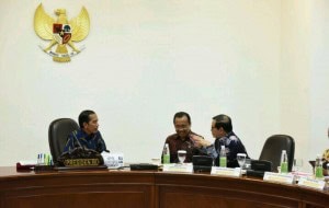 President Jokowi is having a discussion with Minister of State Secretary Pratikno and Cabinet Secretary Pramono Anung before leading a limited meeting at the Presidential Office, Jakarta (21/9)
