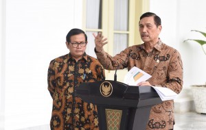 Coordinating Minister for Maritime Affairs Luhut B. Pandjaitan, accompanied by Cabinet Secretary, delivers a statement before the reporters after a Plenary Cabinet Meeting at Bogor Presidential Palace, West Java, Wednesday (4/1) afternoon. (Photo: JAY/Public Relations Office)