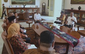 President Jokowi accompanied by Minister of Law and Human Rights Yasonna Laoly and Minister of State Secretary Pratikno receives the leaders of Election Supervisory Board (Bawaslu) at Bogor Presidential Palace, West Java, Tuesday (24/7) (Photo: PR/Rahmat)