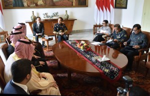 President Jokowi, accompanied by several Cabinet Ministers, receives a courtesy call from Foreign Minister of Saudi Arabia Adel bin Ahmed Al-Jubeir at the Bogor Palace, West Java, Monday (10/20). Photo by: Rahmat/ Public Relations Division of Cabinet Secretariat.