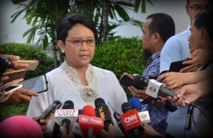 Foreign Affairs Minister Retno answers journalists questions after attending an internal meeting led by President Jokowi, at the Presidential Palace, Jakarta, Monday (3/7) afternoon. (Photo: PR/Jay).