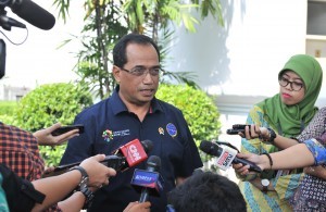Minister of Transportation Budi K. Sumadi answers the press questions after accompanying President Jokowi receiving truck drivers, at the State Palace, Jakarta, Tuesday (8/5). (Photo by: JAY/Public Relations).