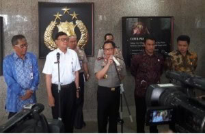 Chief of the Indonesian National Police General Tito Karnavian, accompanied by Home Affairs Minister, Agriculture Minister, and Bulog President Director, gives a press statement on the Establishment of the Basic Food Commodities Task Force at the Headquarters of the Indonesian National Police in Jakarta, Wednesday (3/5)