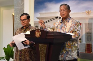 Coordinating Minister for the Economy Darmin Nasution gives a statement after a limited meeting, on Wednesday (26/10) (Picture: Public Relations Office/Jay)