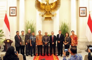 Deputy Minister of Foreign Affairs accompanied by Special Envoy of Indonesian President Eddy Pratomo pose for a group photo with the speakers of International Symposium to Commemorate 60th Year of Djuand Declaration, at Pancasila Building, Ministry of Foreign Affairs, Wednesday (13/12) morning. (Photo: Rahmat/PR)