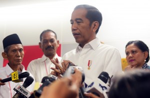 Presiden Jokowi menjawab wartawan usai menghadiri acara Batik Kemerdekaan, di Beranda Peron A Stasiun Moda Raya Terpadu (MRT) Bundaran Hotel Indonesia, Jakarta, Kamis (1/8) pagi. (Foto: Rahmat/Humas)