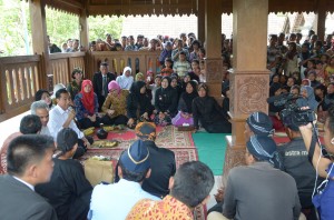 Suasana dialog Presiden Jokowi dengan warga Samin, di Desa Klopoduwur, Kec. Banjarejo, Blora, Jateng, Sabtu (7/3)