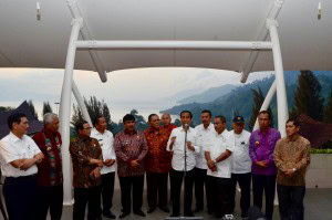 Usai Rapat Terbatas, Presiden Jokowi memberikan keterangan pers tentang destinasi wisata Borobudur (1/3). (Foto: Humas/Fitri)