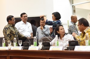 Vice President Jusuf Kalla is having a discussion with Coordinating Minister for Maritime Affairs, Minister of Finance, and Cabinet Secretary before a limited cabinet meeting at the Presidential Office, Jakarta, Tuesday (24/1) (Photo by: JAY/Public Relations Division)