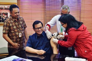 Cabinet Secretary Pramono Anung gets diphteria vaccine in his office, at Building III Ministry of State Secretariat, Jakarta, on Thursday (21/12) morning (Photo: Agung/ PR)