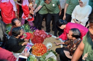 President Jokowi in an impromptu visit to Gede Traditional Market, Klaten, on Sunday (15/7) (Photo: BPMI)