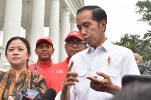 President Jokowi answers the reporters questions after distributing cash bonuses to the 2018 Asian Para Games medalists at the Bogor Presidential Palace, West Java on Saturday (13/10). (Photo by: Oji/Public Relations).